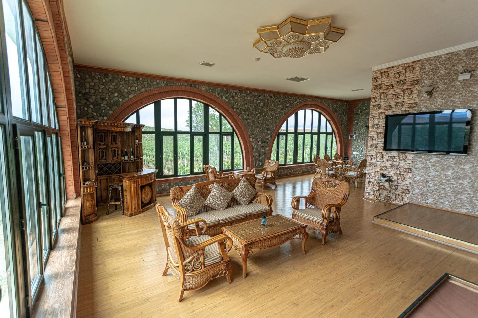 Chabiant Guesthouse Chateau Monolit Ikinci Yeniyol Exteriör bild