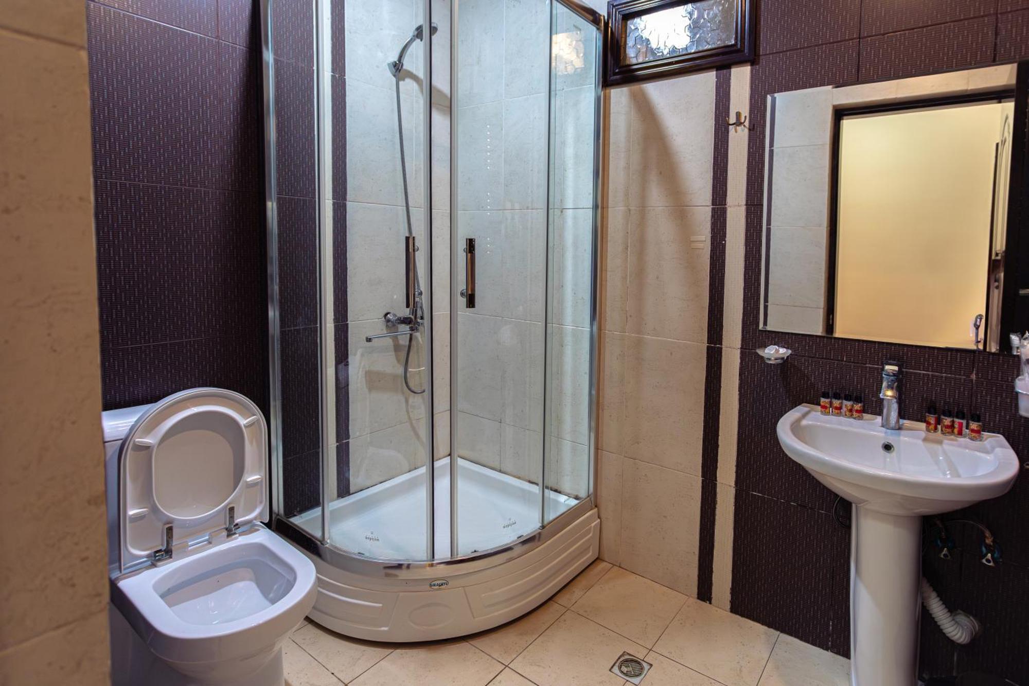 Chabiant Guesthouse Chateau Monolit Ikinci Yeniyol Exteriör bild