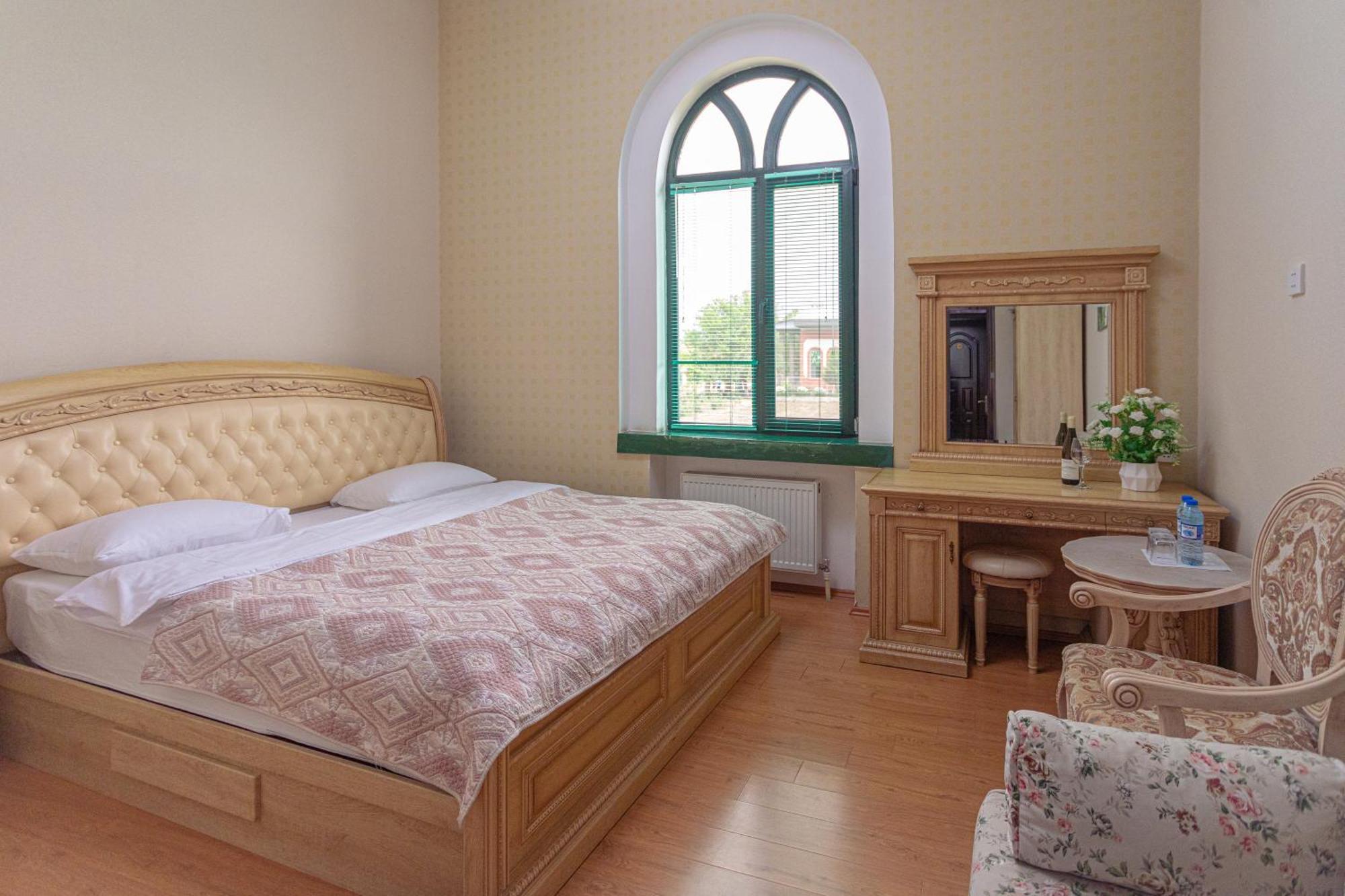 Chabiant Guesthouse Chateau Monolit Ikinci Yeniyol Exteriör bild